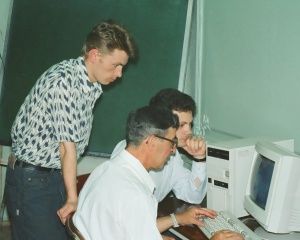 Доронин Е.М. консультирует студентов